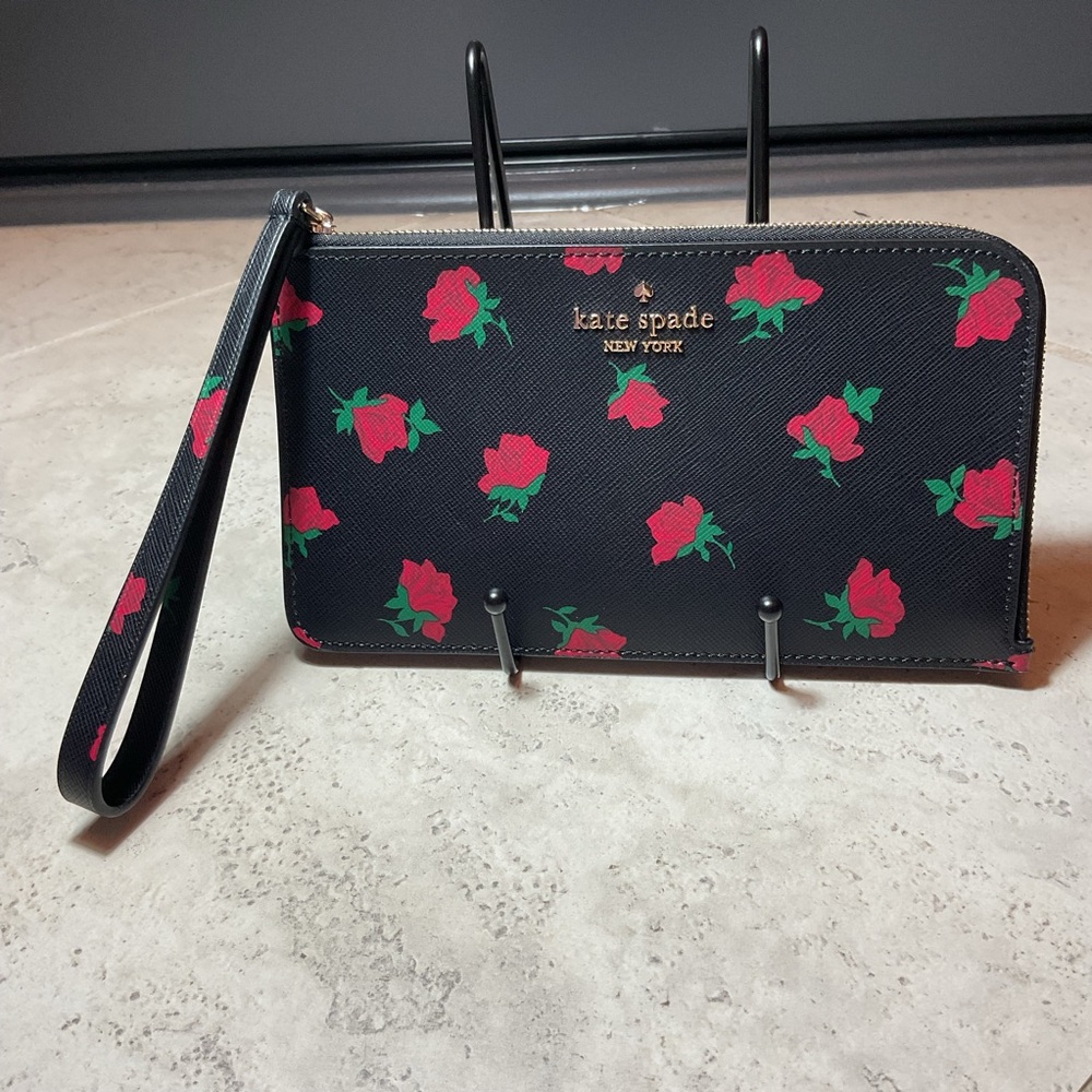 Kate Spade Lucy medium L-zip in Black and Red Ditsy Ross Toss print Wristlet